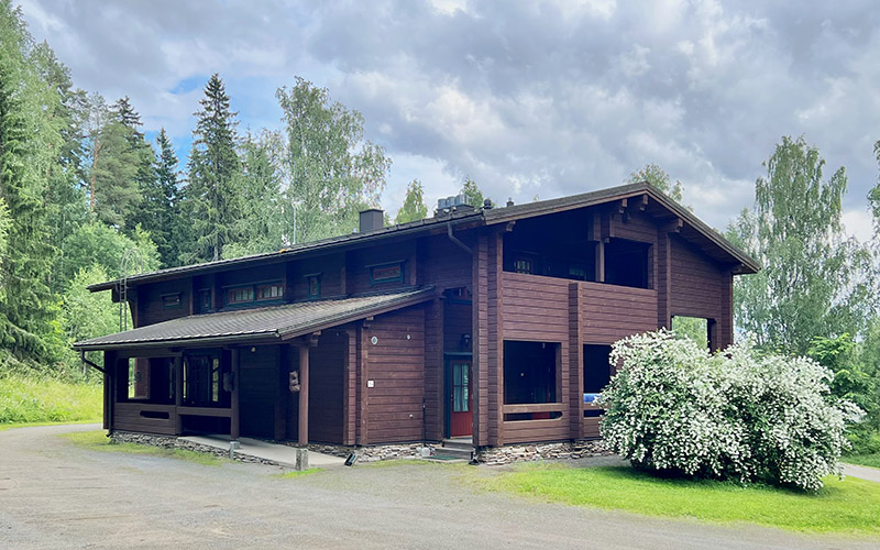 Karhunpesän hirsihuvila.