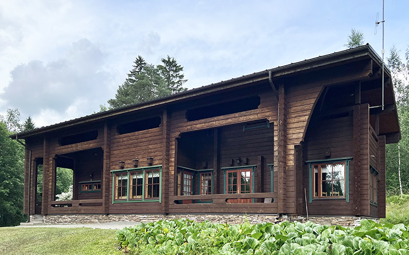 Karhunpesän hirsihuvila.