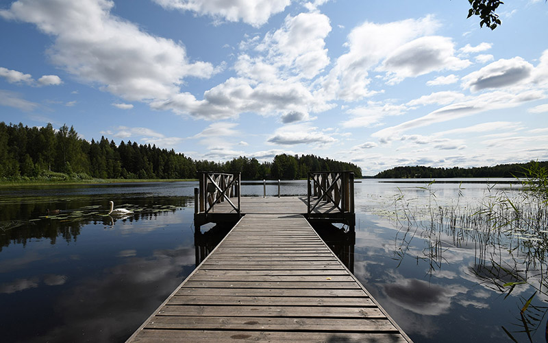 Laituri Alajärven rannassa. Inkalassa uidaan ympäri vuoden.