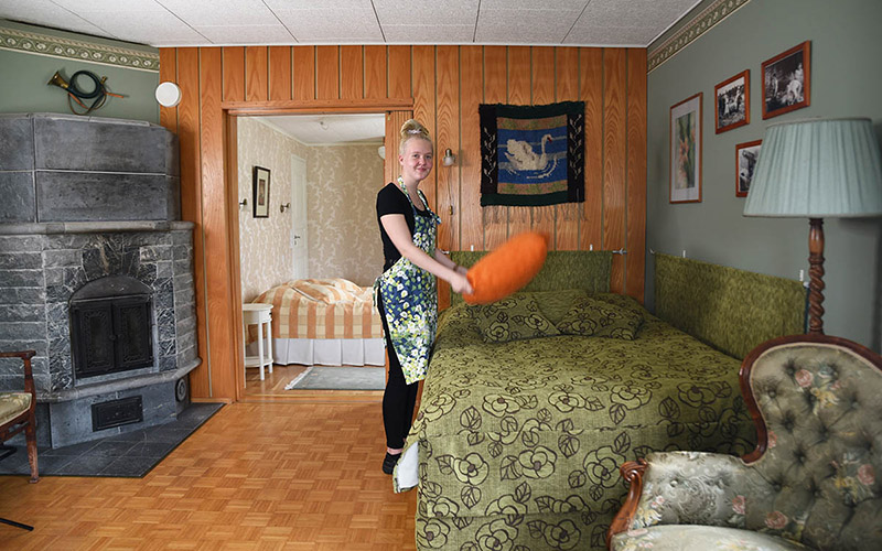 Pakarituvassa on makuuhuone ja olohuone.