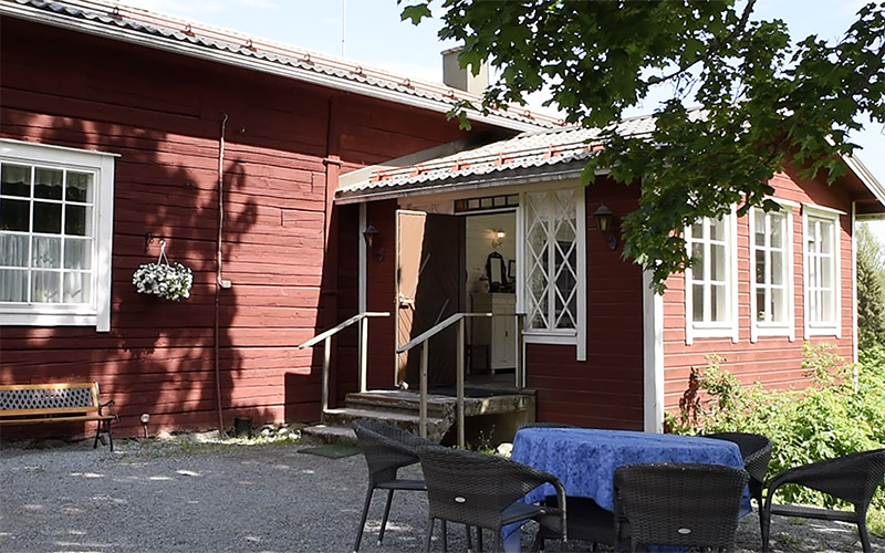 Pakaritupa on yli 200-vuotias hirsirakennus kartanon pihapiirissä.