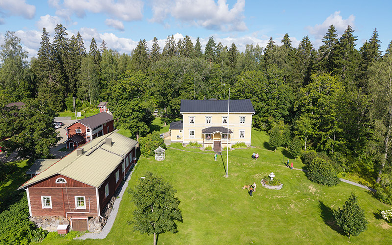 Kartanon pihapiiri.