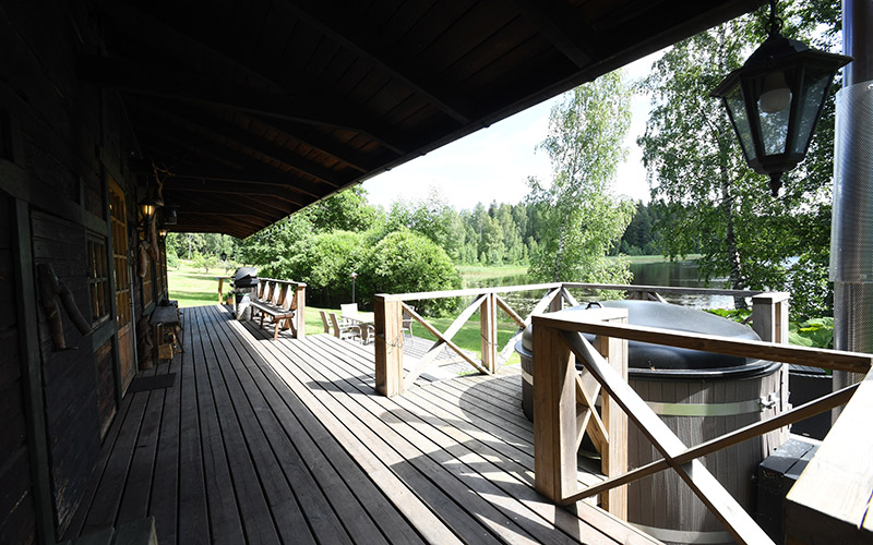 Inkalan Kartanon rantasaunojen terassi.