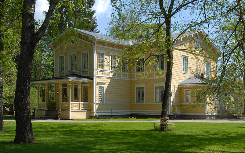 Kartanorakennus sivulta päin kuvattuna.